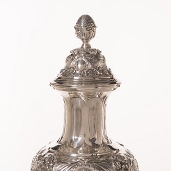 A silver lided vase, Louis XVI style, 20th century.
