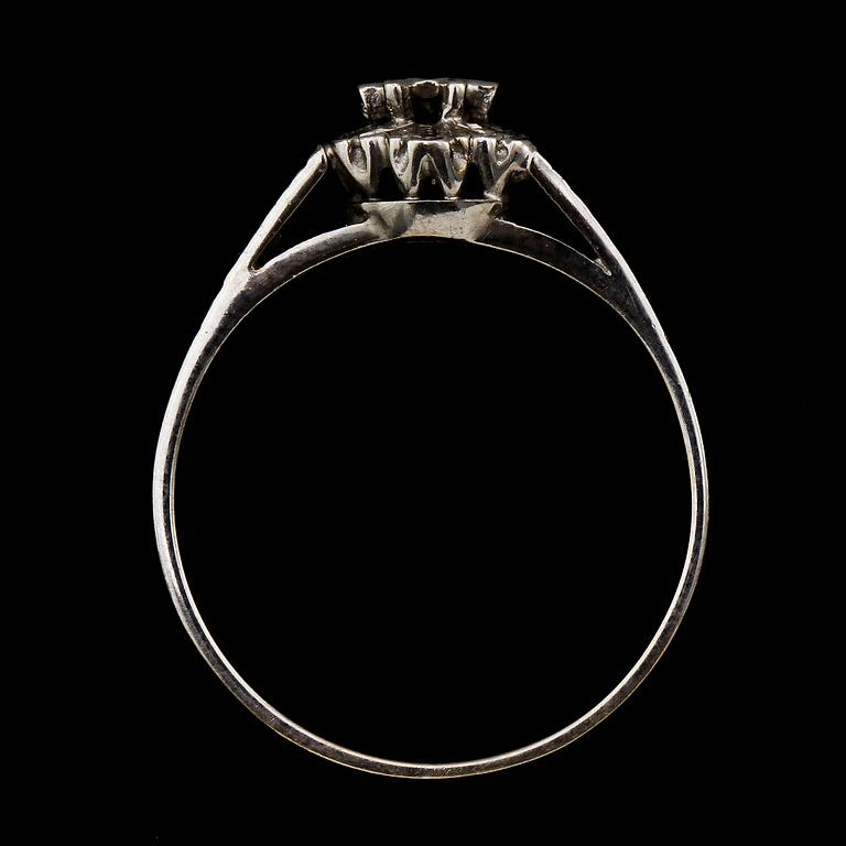 RINGAR, 2 st, 18k vitguld och briljanter, ca 0.15 resp 0.5 ct. Vikt 9 g.