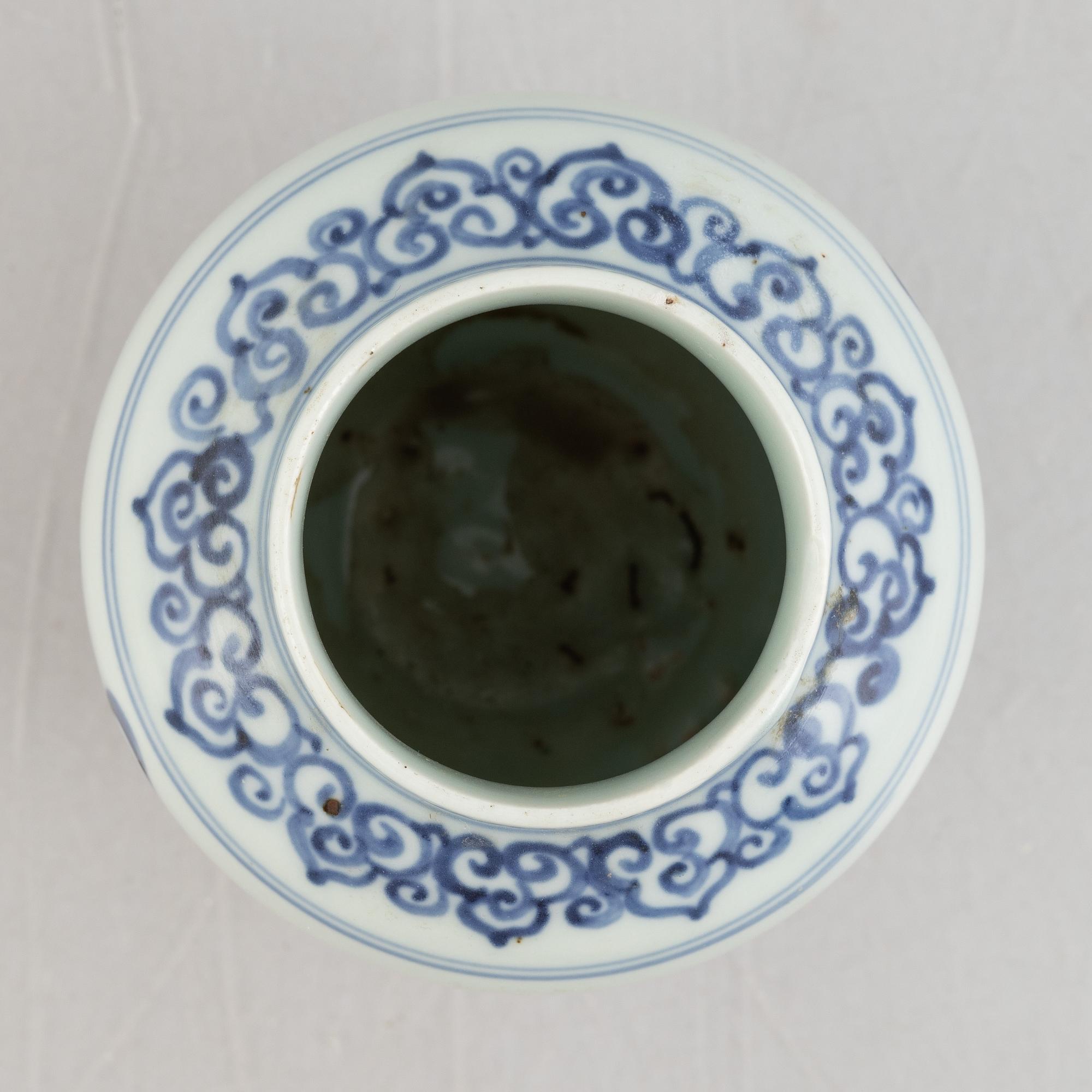 A Chinese blue and white porcelain jar, Ming dynasty (1368–1644).