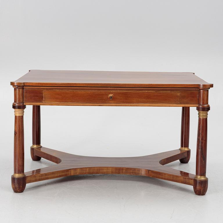 Skrivbord. Empirestil, omkring 1900.