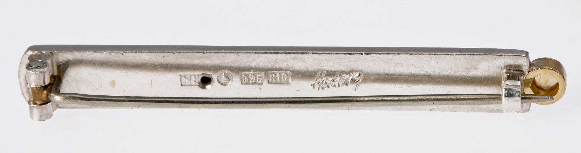 BROSCHER, 2 st, silver, bl a Michael Hamma, Hedvig Westermark, Stockholm, 1991. Ca 10 g.