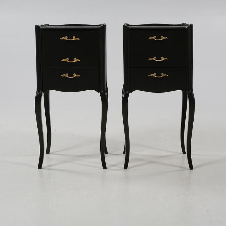 SÄNGBORD, ett par, rokokostil, 1900-talets andra hälft.