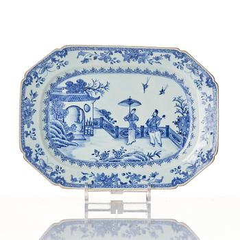 A blue and white serving dish, Qing dynasty, Qianlong (1736-95).