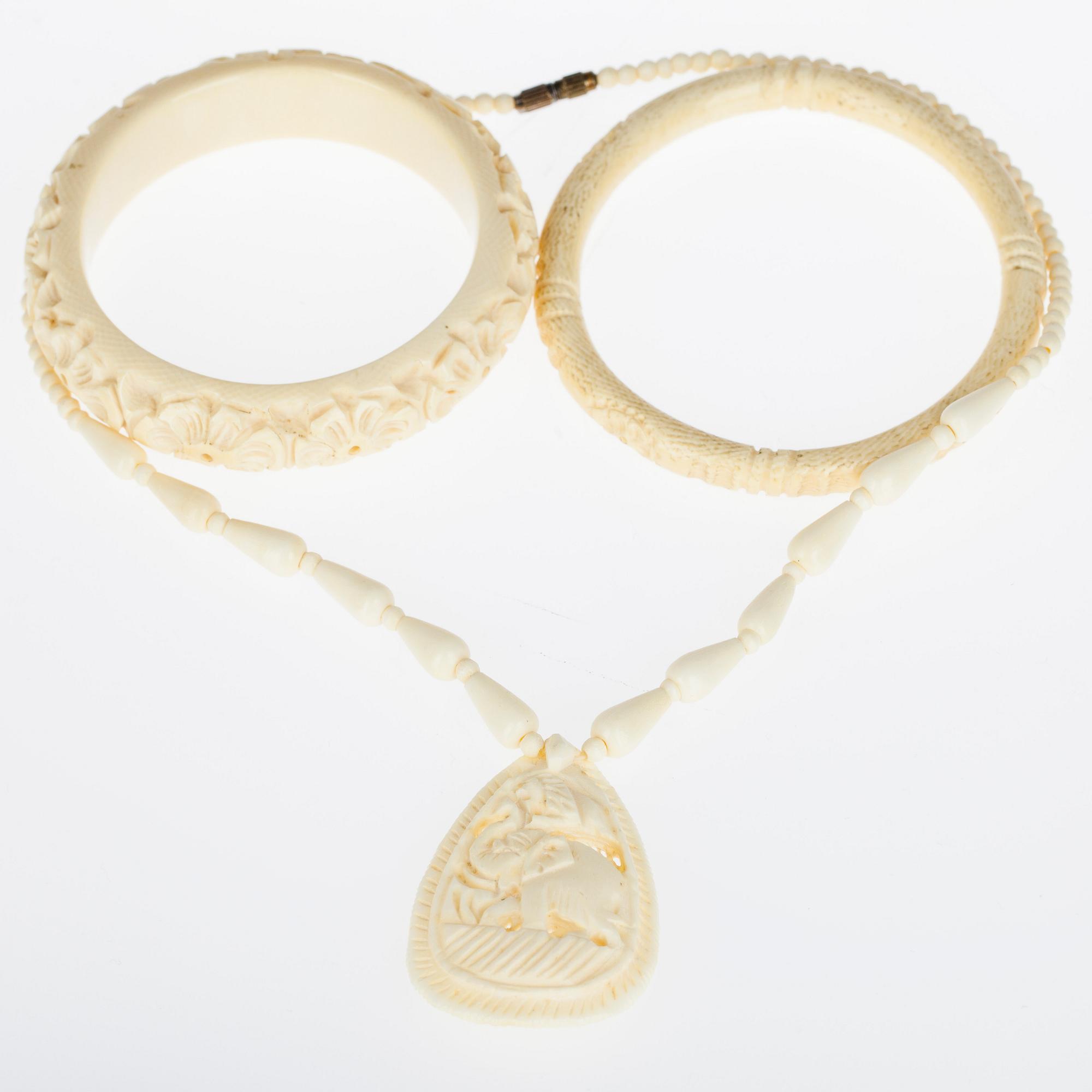 ARMRINGAR, 2 st, HALSSMYCKE, ben. 1900-talets senare hälft.