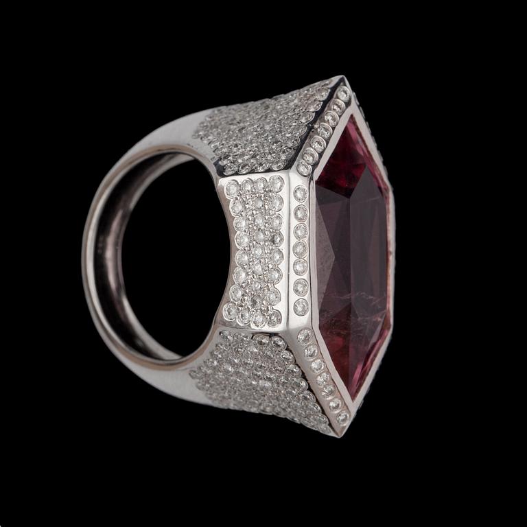 A facett cut tourmaline ring, app 32 cts set with brilliant-cut diamonds, tot. app. 3.20 cts.