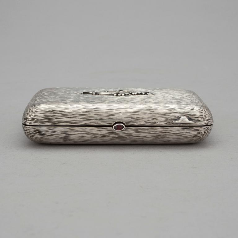CIGARETTETUI, silver, Nikolay Shepelev, Riga, Lettland. 1902-1919. Vikt ca 325 gram.