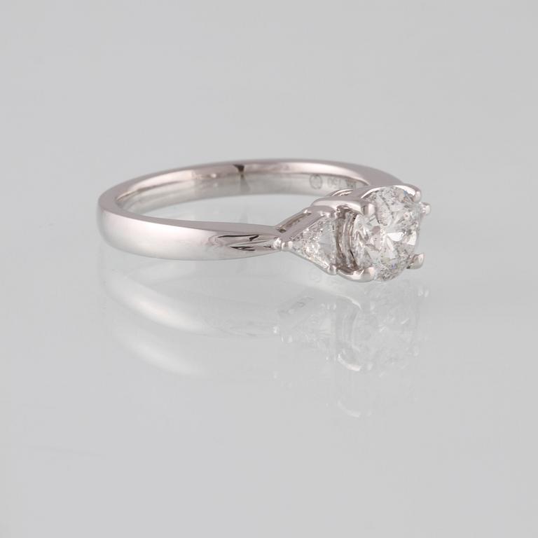 RING, 18K vitguld med briljantslipad diamant 1.03 ct samt 2 triangelslipade diamanter 0.17 ct. Vikt 4,4 gram.