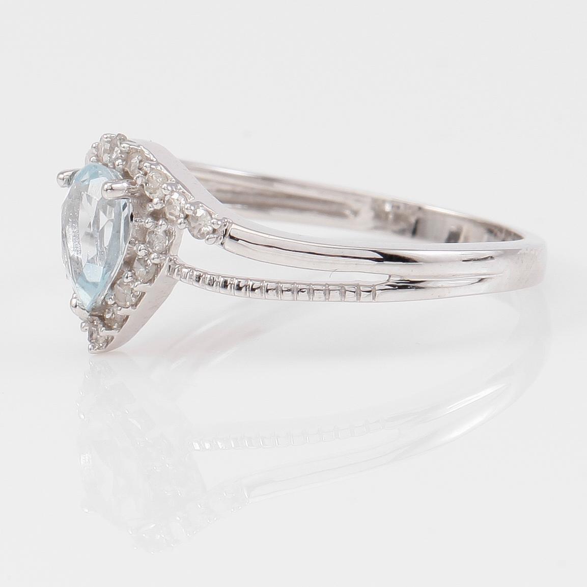 RING, 14K vitguld, diamanter tot ca 0.17 ct. och akvamarin tot ca 0.50 ct.