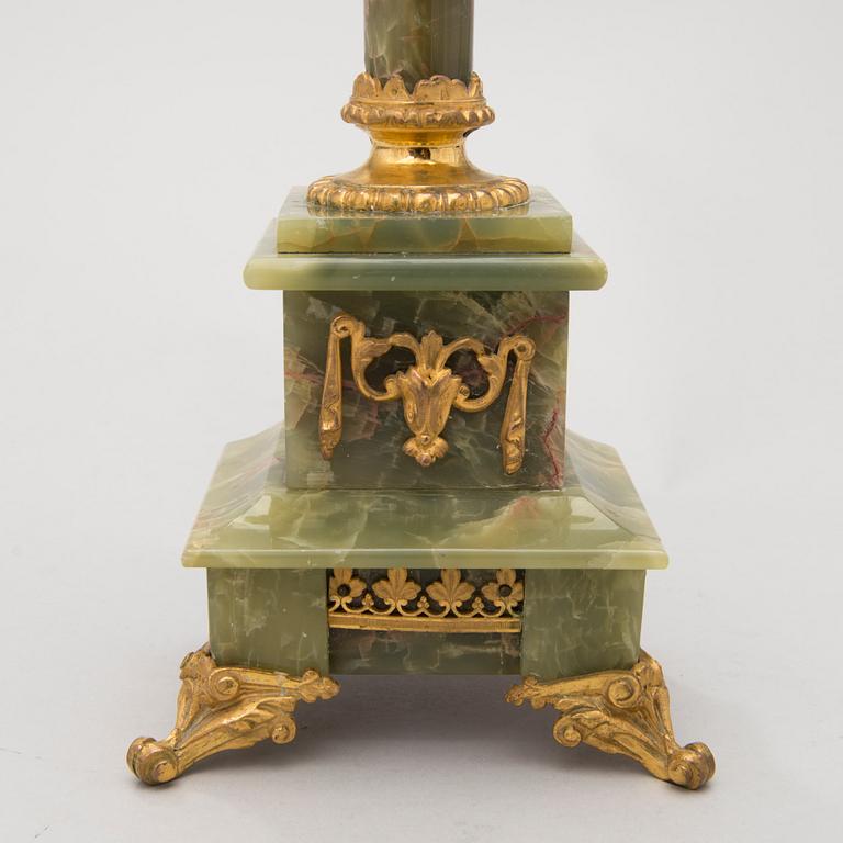 KANDELABER, alabaster och förgylld mässing, 1900-talets mitt.