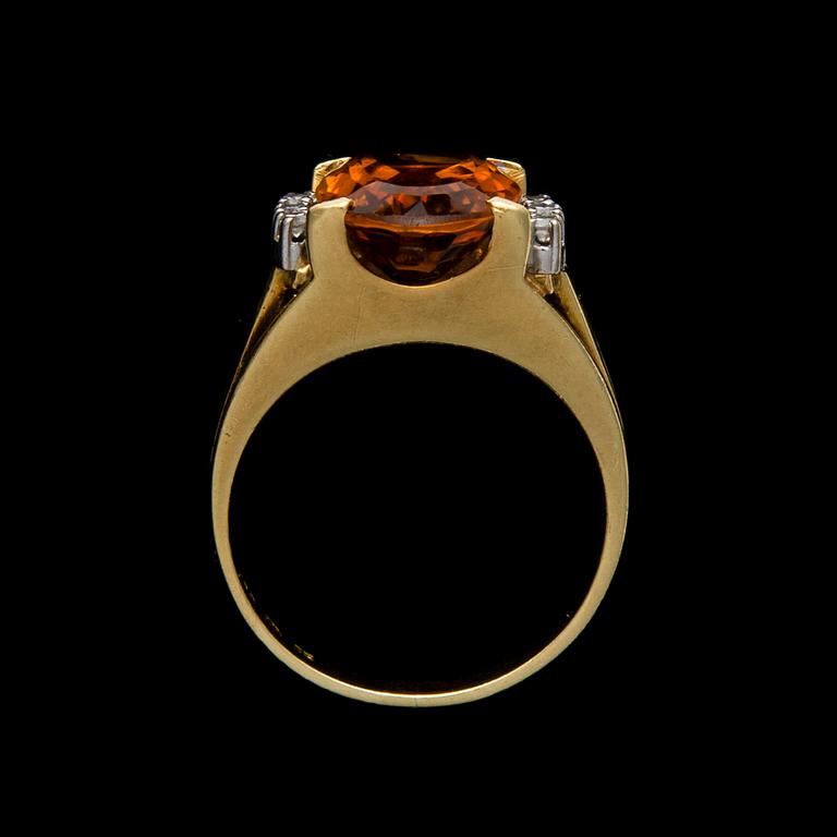 RING, 18K guld, citrin, 8/8-slipade diamanter. Vikt ca 6,4 g.