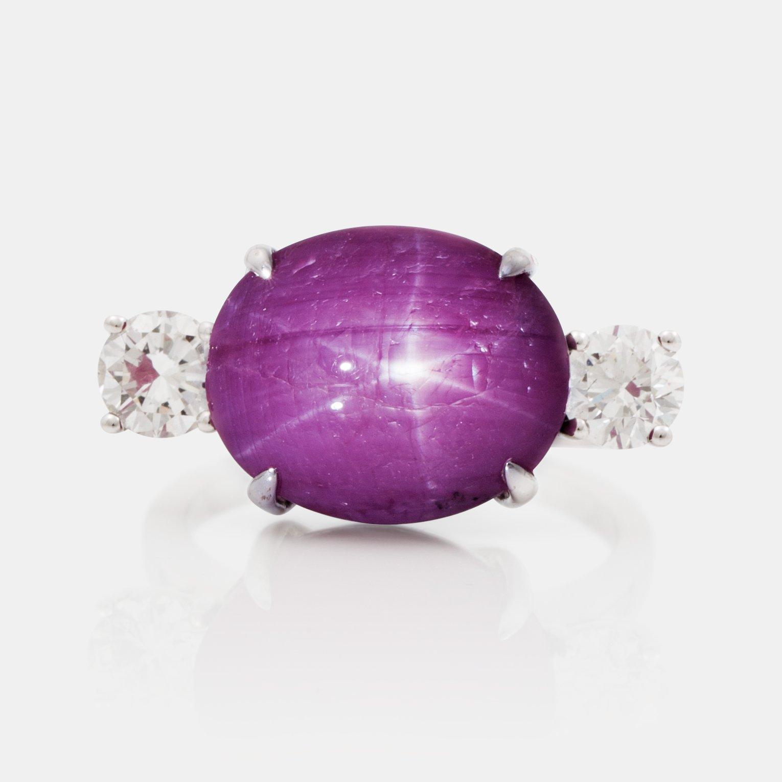 RING med cabochonslipad stjärnrubin samt briljantslipade diamanter, totalt 1.20 ct.