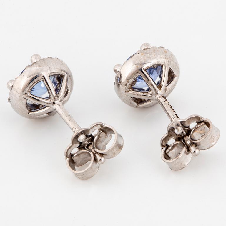 ÖRHÄNGEN, med runda fasettslipade safirer och briljantslipade diamanter.