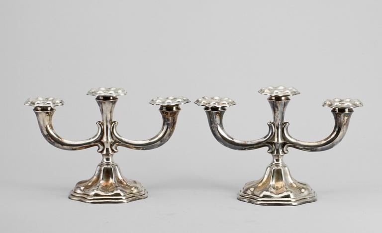 KANDELABRAR, ett par, silver, C.G Hallberg, Stockholm. 1952. Vikt ca 400 gram.