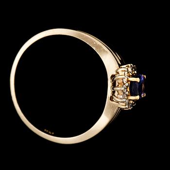 RING, 14k guld med tanzanit och briljantslipade diamanter. 2000-tal. Vikt 3,1g.