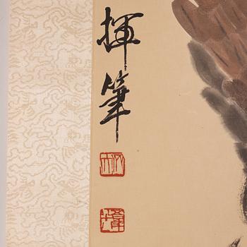 A scroll painting depicting a bird of pray, after Qi Baishi (1868-1957).