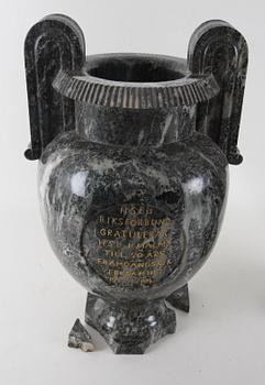 PRAKTURNOR, 2 st snarlika, Kolmårdsmarmor, 1900-talets mitt.