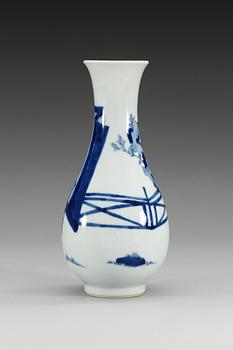 A blue and white vase, Qing dynasty, Kangxi (1662-1722).