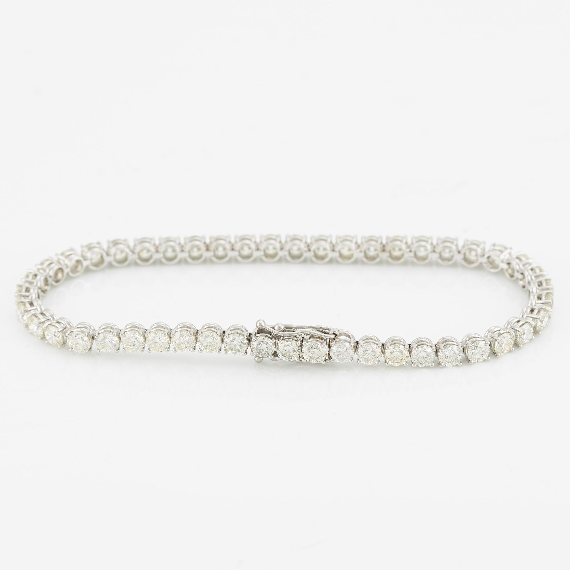 Tennis bracelet with brilliant-cut diamonds.