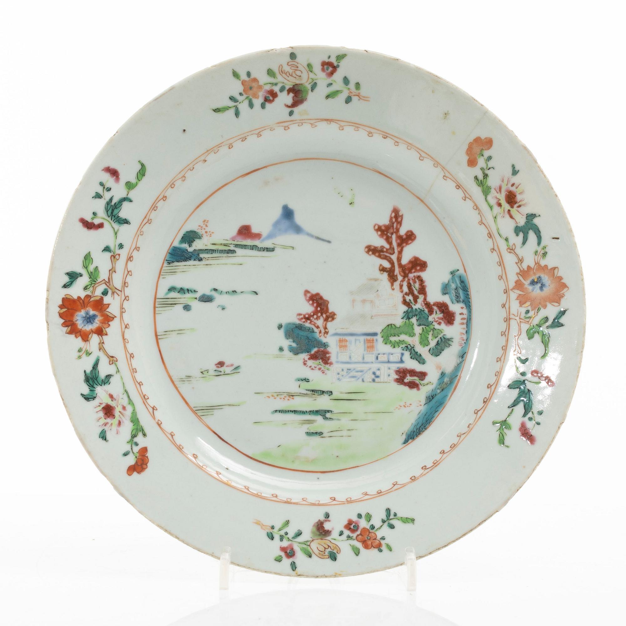 Tallrikar, tre stycken, porslin. Qingdynastin, 1700-tal.