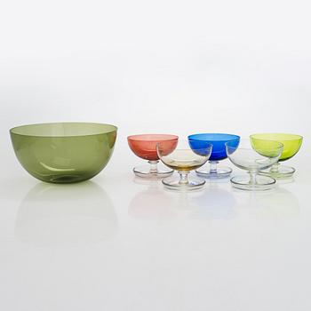 Five dessert bowls model 1344 by Saara Hopea and a green glass bowl model 1329 by Kaj Franck, Notsjö Nuutajärvi, 1950s.