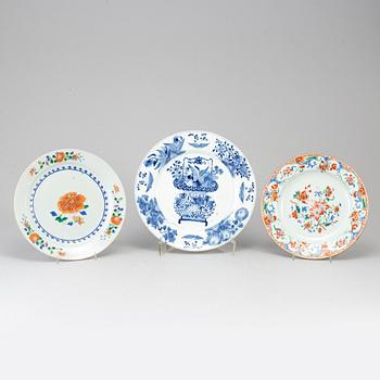 A group of three famille rose and blue and white dishes, Qing dynasty, Qianlong (1736-95).