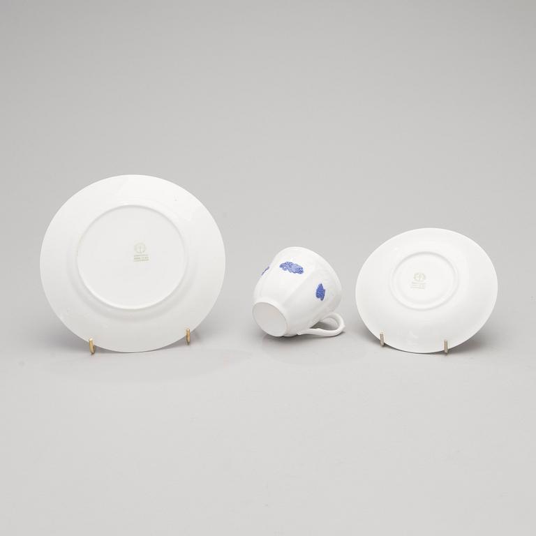 A 43-piece porcelain dinnerware set, "Blå blom", Gustavsberg.