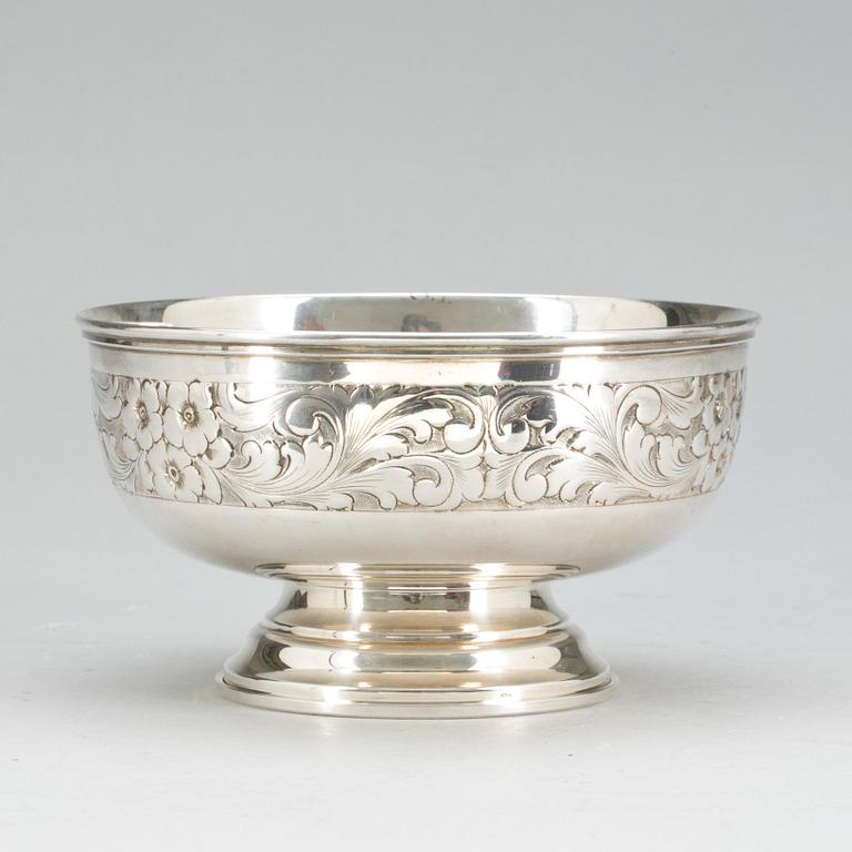 SKÅL PÅ FOT, sterlingsilver, utländska stämplar. 1900-talets första hälft. Vikt c:a 340 g.