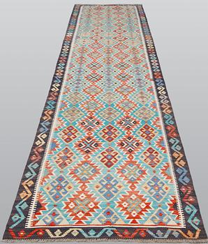 A runner killim, ca 496 x 98 cm.