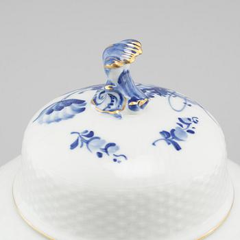 A "Blå blomst" porcelain vase with lid, Royal Copenhagen, second half of the 20th cenutry.