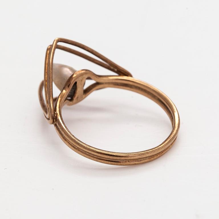 Ring, odlad pärla, 14K guld.