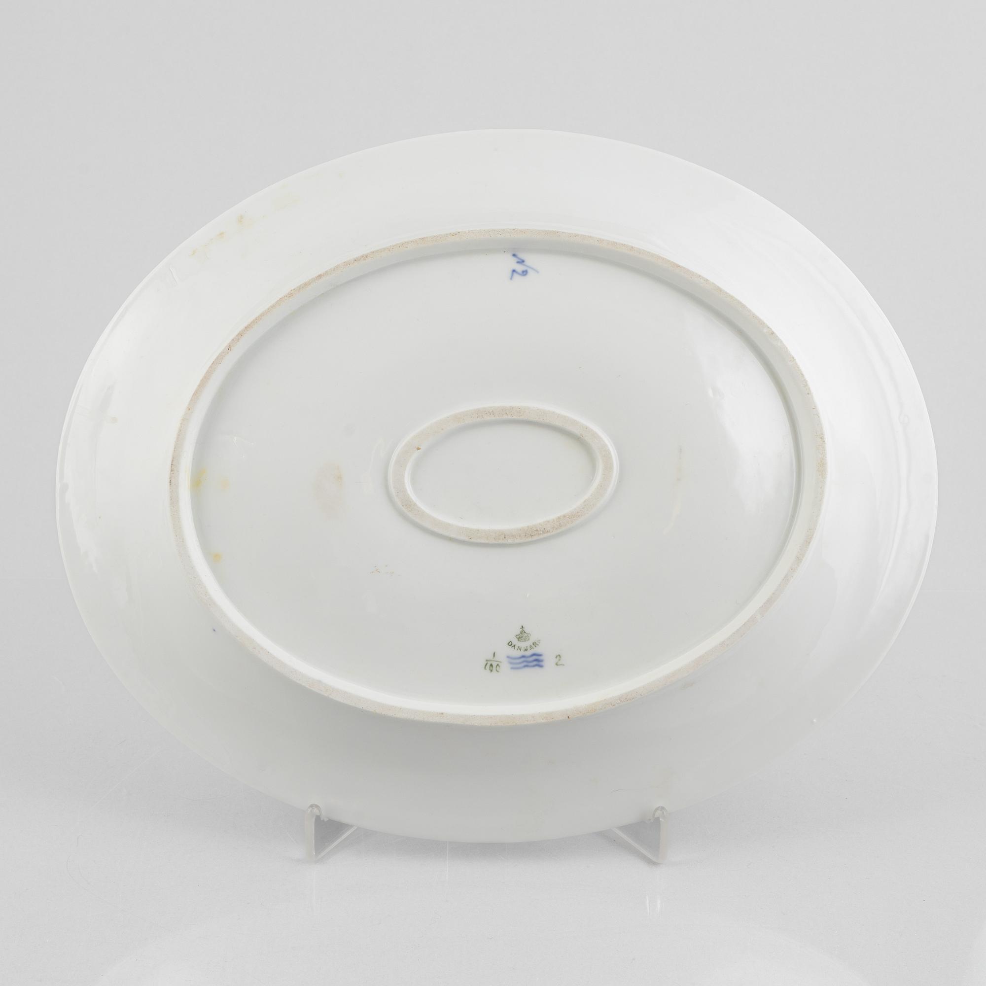 Four porcelain serving dishes and a fish platter, half-lace "Musselmalet", Royal Copenhagen, Denmark, 1894-1923.