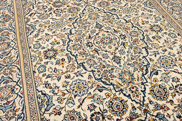 A Kashan carpet, a. 316 x 196 cm.