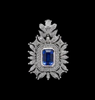 545. A PENDANT, brilliant cut diamonds c. 0.90 ct. H/si, tanzanite c. 2.50 ct. Weight 25.3 g.