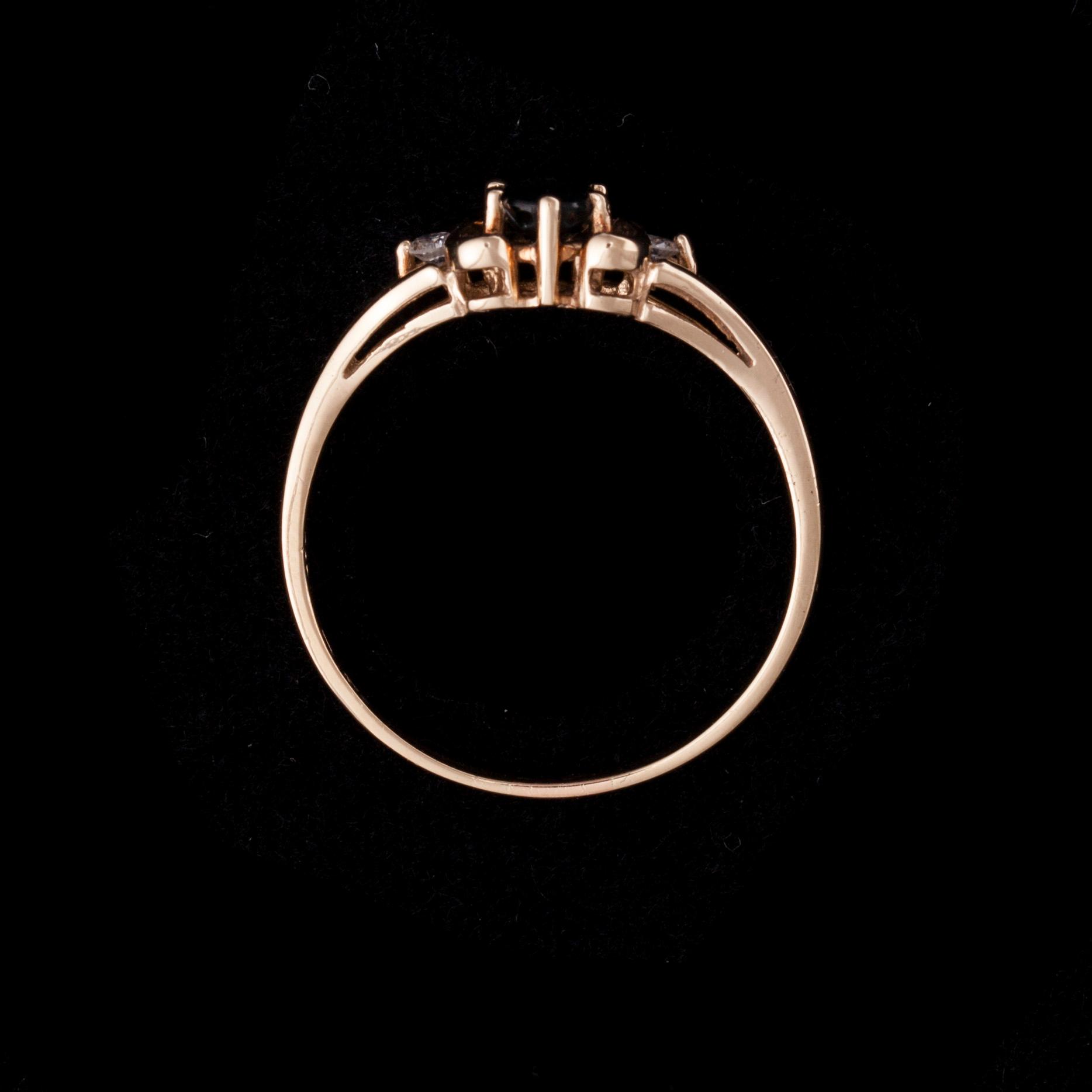 RING, 14K guld, safir, diamanter. Vikt ca 2,0 g.