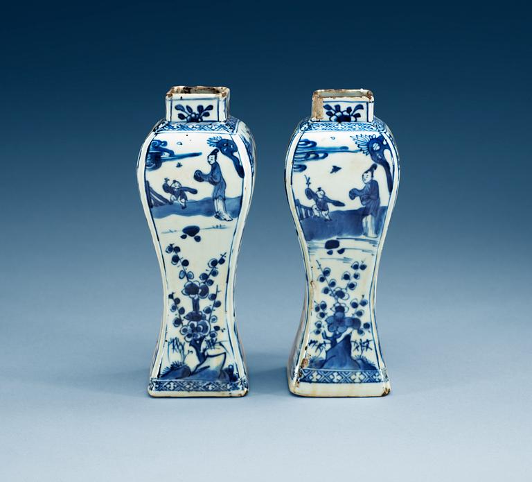 A pair of blue and white transitional vases, 17th Century.