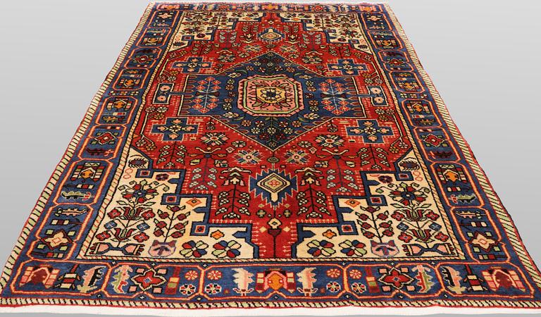 A Hamadan rug, 213 x 138 cm.