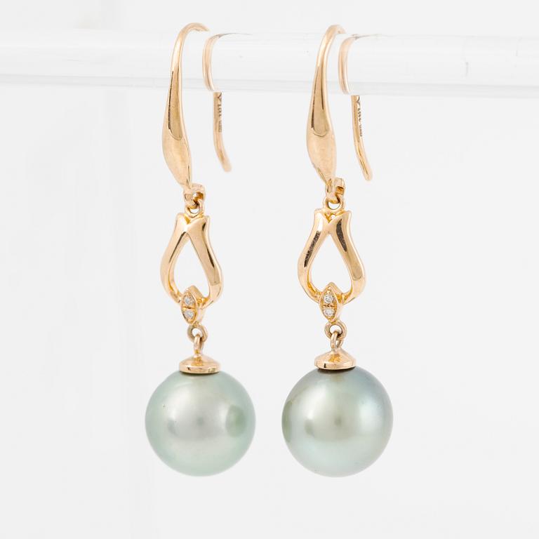 Örhängen 18K guld med odlade Tahitipärlor och små diamanter.