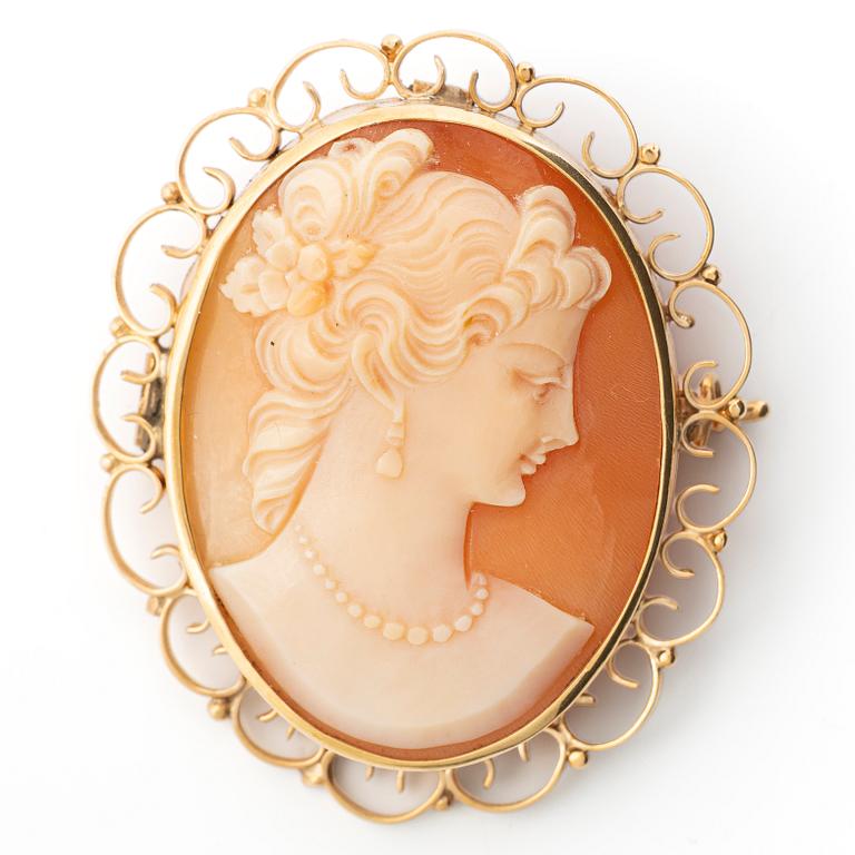 Brooch/pendant in 18K gold with a shell cameo, 1950s.