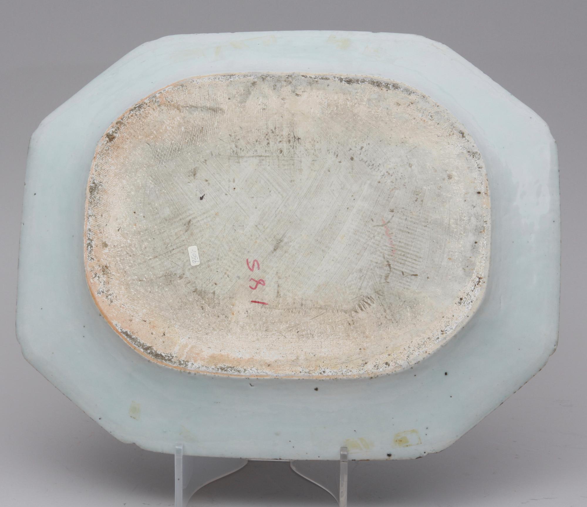 STEKFAT, porslin. Qianlong, Kina. 1700-tal.