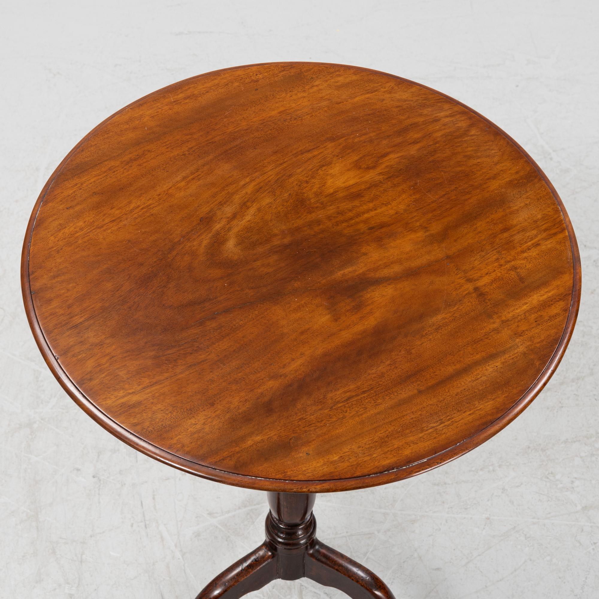 A mahognay side table, 19th Century.