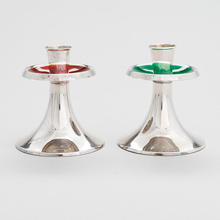 Pekka Piekäinen, A pair of stelring silver candlesticks with enamel. Platinoro, Turku.