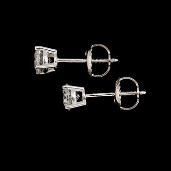 ÖRHÄNGEN, 1 par, 14 k vitguld, solitära briljantslipade diamanter tot ca 0.63 ct.