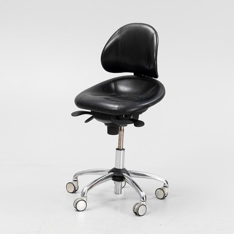 A 'Saga' swivel office chair by Bruno Mathsson, end of the 20th Century.