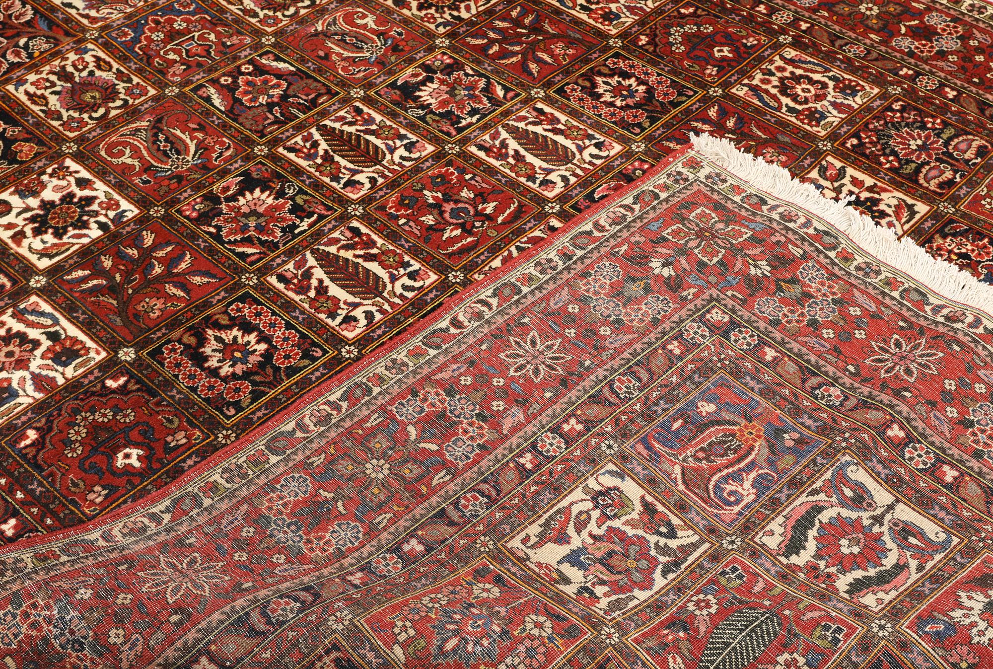 A carpet, Bakhtiari, approx. 308 x 210 cm.