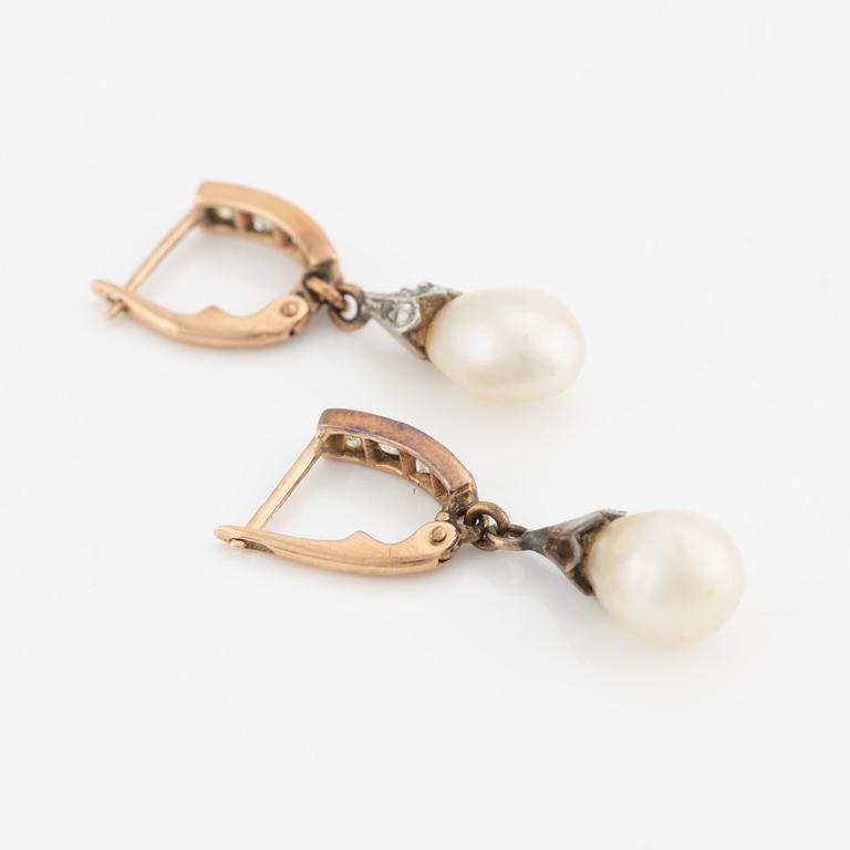 Earrings, gold a pair, with drop-shaped pearls and old-cut and rose-cut diamonds.