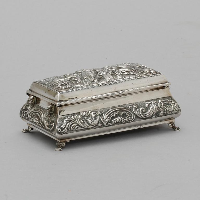 ASK MED LOCK, silver, utländska stämplar, 1900-tal. Vikt ca 320 g.