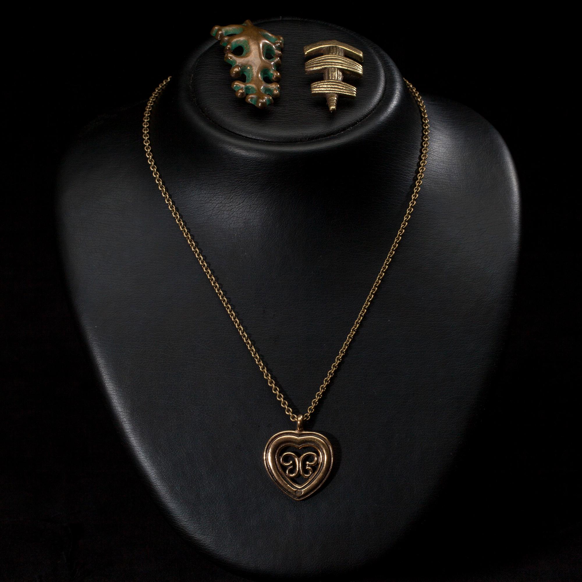 BROSCHER, 2 st, HÄNGE, brons, Kalevala Koru 1900-talets första hälft/-talets slut.