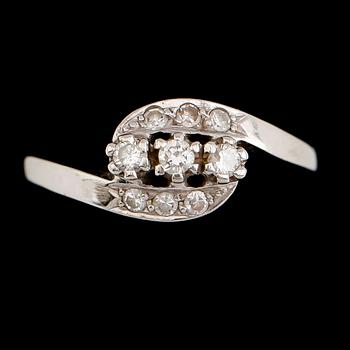RING, 18 k guld och briljantslipade diamanter. Vikt ca 3 g.