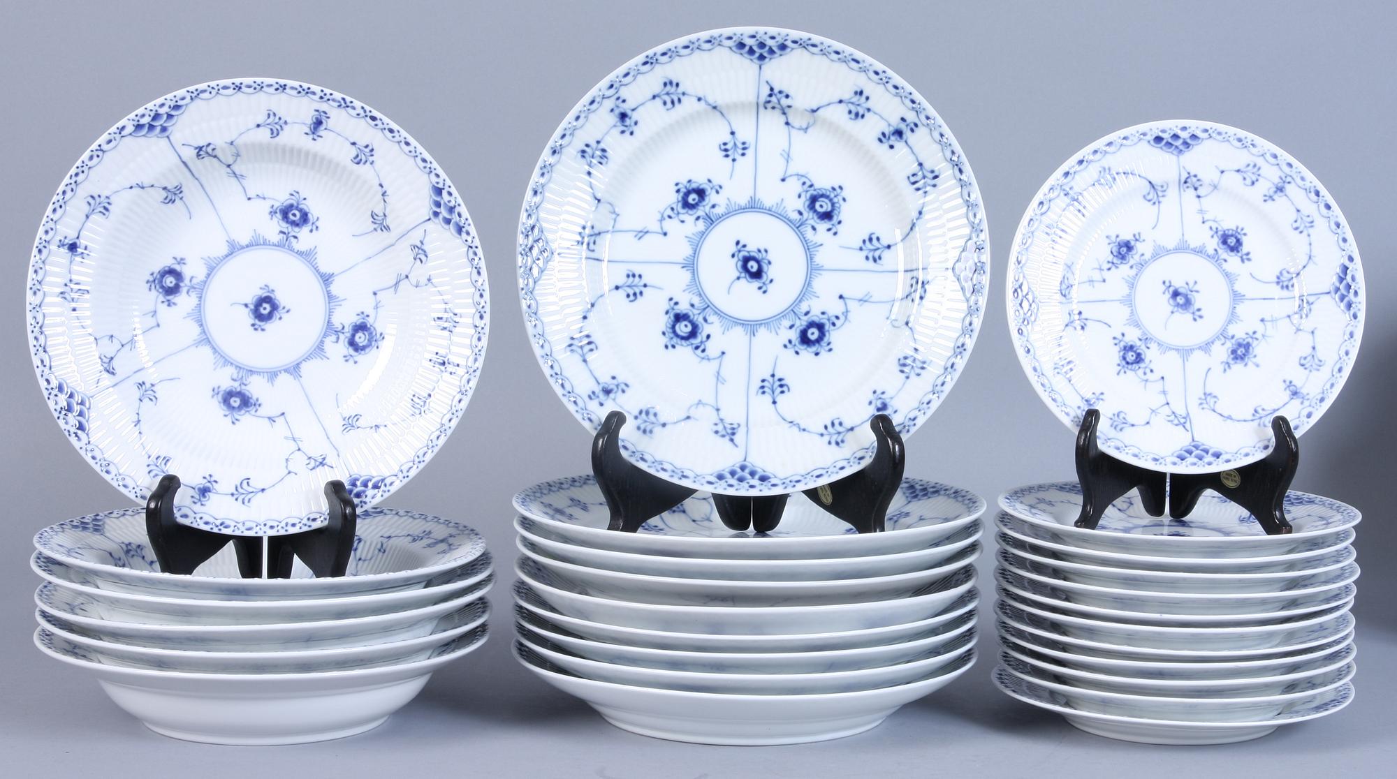 PARTI SERVISDELAR, 45 st, porslin, "Musselmalet", Kongl Dansk.