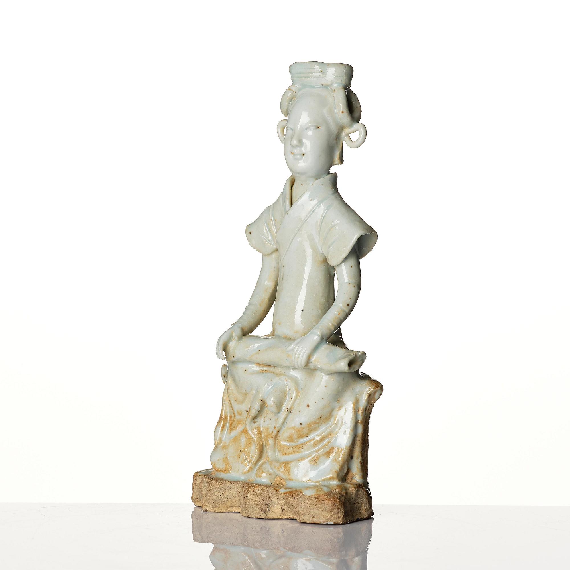 Figurin, vitglaserad. Yuan/Mingdynastin.